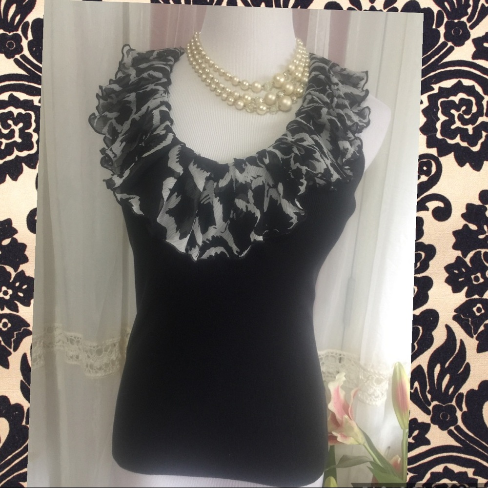 White House Black Market ladies trendy ruffled top